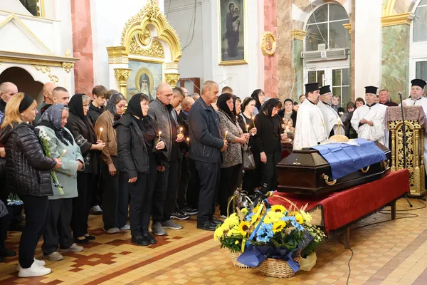 Луцьк у скорботі: відбулось прощання із військовим Володимиром Чижуком (фото)