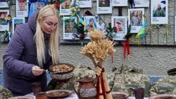 У Володимирі накрили символічний різдвяний стіл для полонених та зниклих безвісти (фото)
