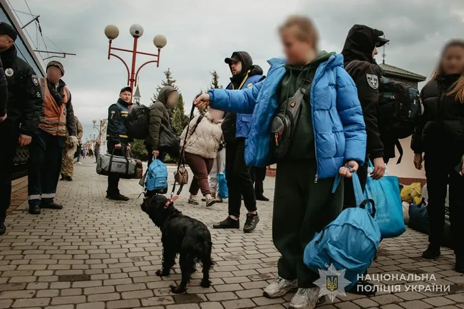 На Волинь прибув евакуаційний потяг з Донеччини: поліцейські зустріли 14 переселенців (фото)