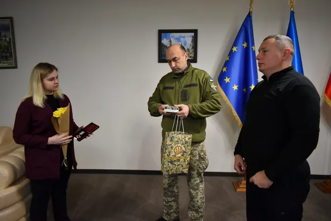 У Луцьку рідним загиблого на війні Героя вручили його орден (фото)