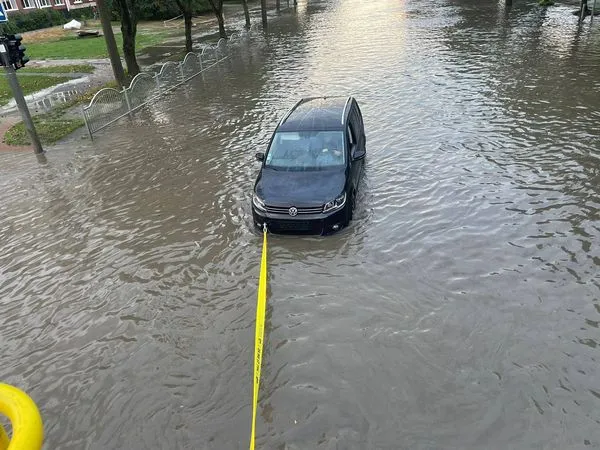 Взяли на буксир: у Луцьку у воді застряг автомобіль (фото)