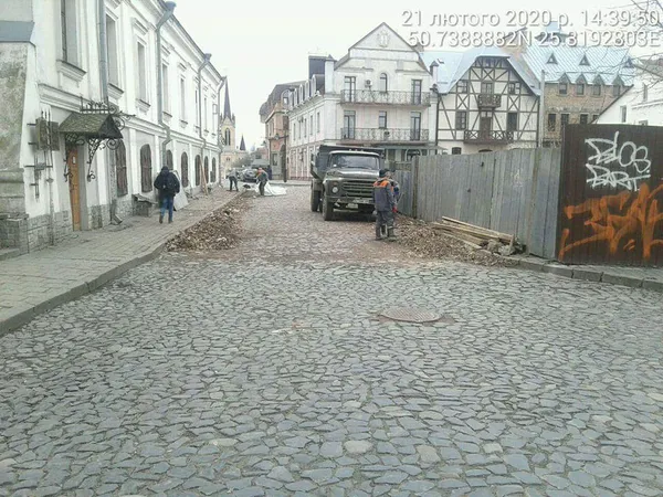 У Старому місті в Луцьку розбирають старий паркан (ФОТО)
