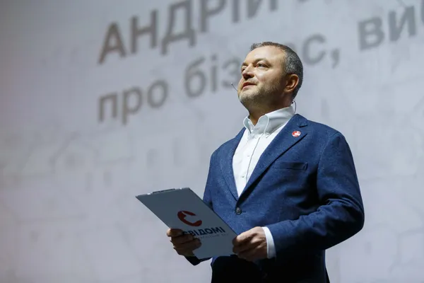 Що запитували в Андрія Покровського на відкритій зустрічі у Луцьку (фото)