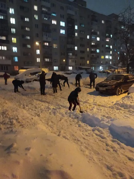 Лучани вкотре вийшли на прибирання вулиць від снігових  заметів