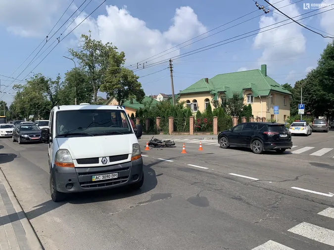 На Глушець у Луцьку збили мотоцикліста, рух вулицею паралізований (фото)