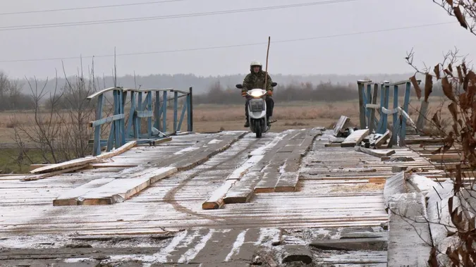 На Волині жителі села змушені самостійно ремонтувати «неіснуючий» міст (фото)
