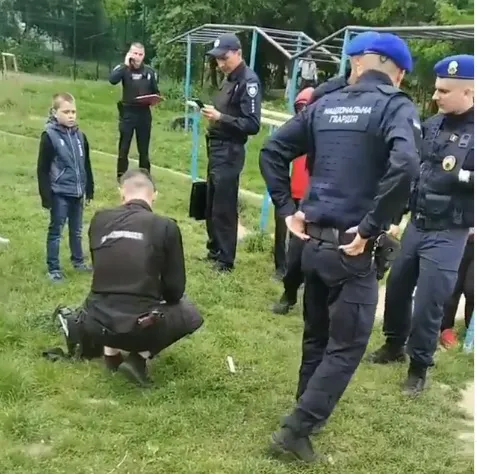 Біля Луцької школи №17 стався інцидент з ножовим пораненням (відео)