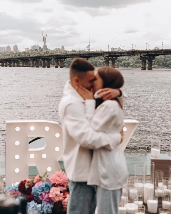 Тисячу разів «так»: відомий співак з Волині зробив пропозицію коханій