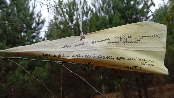 «Щоб закінчилась війна…»: у лісі на Волині знайшли літачок із мріями школярів (фото)