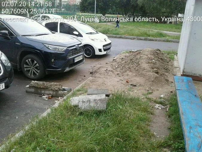 Голову луцького ОСББ та «Луцьктепло» змусили поприбирати після ремонтних робіт