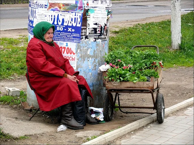 Лучан закликають купувати продукти у бабусь