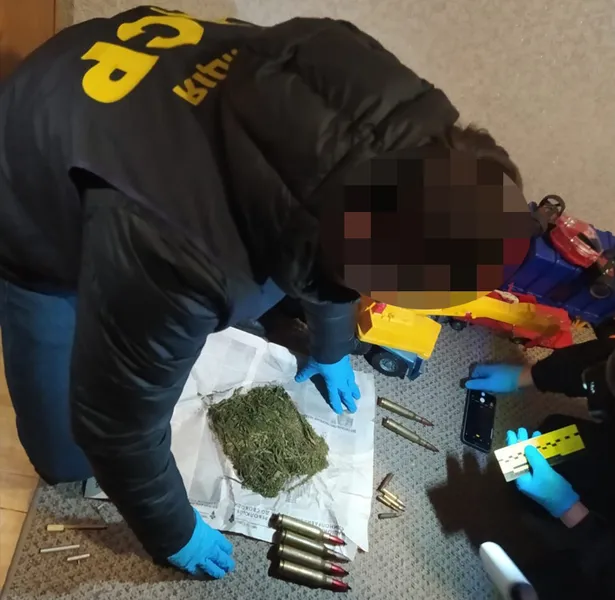 Житель Луцького району зберігав удома цілий арсенал (фото)