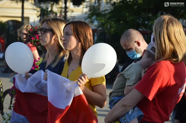 «Жыве Беларусь»: лучани вийшли на Театральний майдан, аби підтримати сусідній народ (відео)