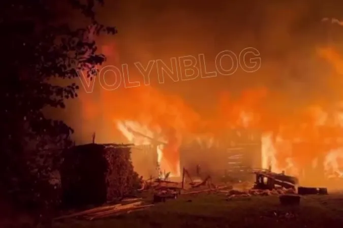 На Волині через блискавку згоріла господарська будівля (відео)