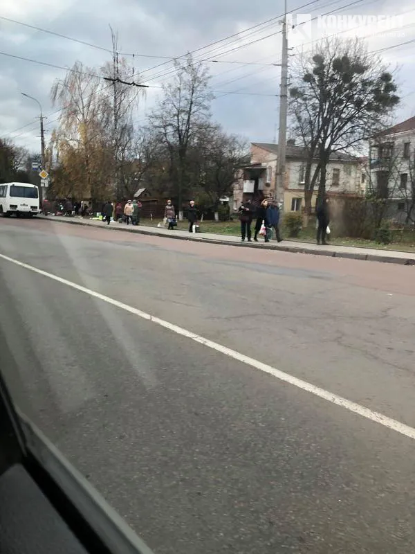 Старе місто перетворюється на Шанхай: лучанина обурила стихійна торгівля на газоні