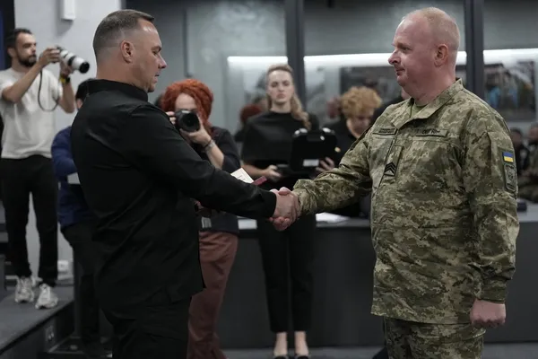Врятували понад 20 життів під обстрілами: двоє бойових медиків із Волині отримали державні нагороди (фото)