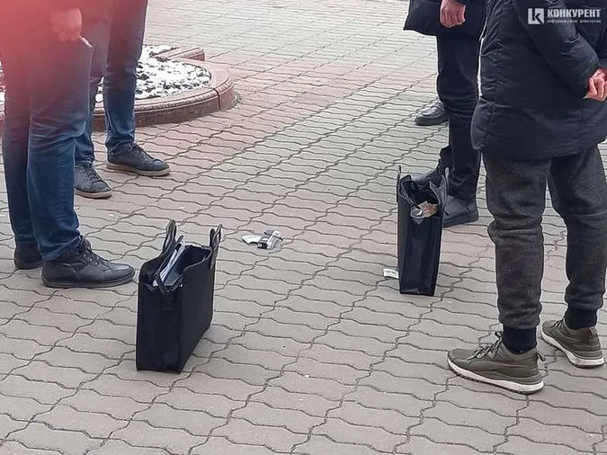 Волинські екоінспектори, яких спіймали на хабарі, підуть під суд