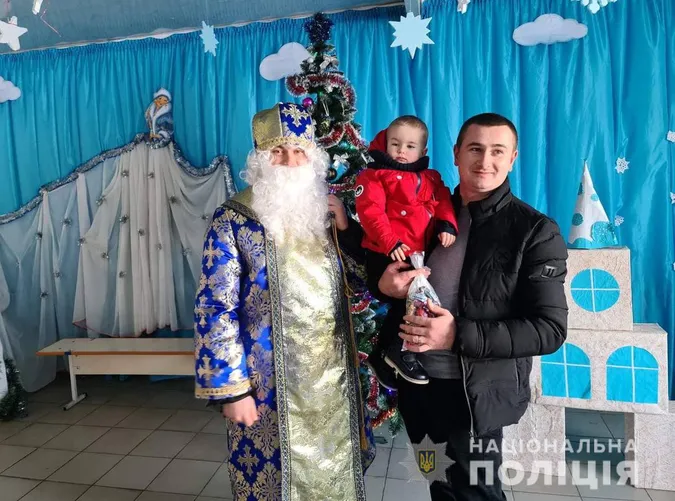 Підгайцівський поліцейський офіцер перевтілився в Святого Миколая та вітає дітей (фото)