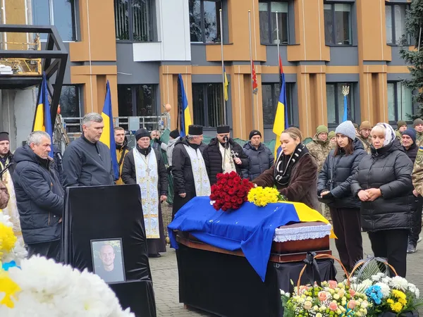 Не встиг узяти на руки новонароджену донечку: у Ковелі попрощалися з воїном Василем Сорокою (фото)
