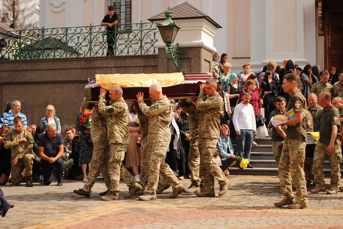 Стільки людей на похоронах давно не було: Луцьк прощався з трьома воїнами (фото, відео)