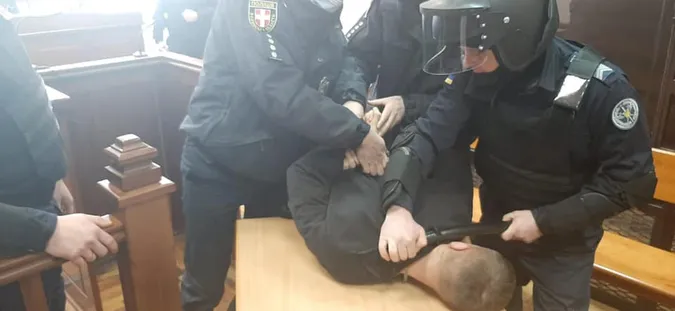Волинські правоохоронці відпрацювали затримання злочинця у суді (фото)