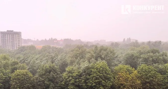 Грім, блискавка та злива: Луцьк раптово накрила негода (відео)