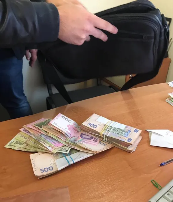 На Волині начальника лабораторії взяли на хабарі за сертифікат на авто (фото)