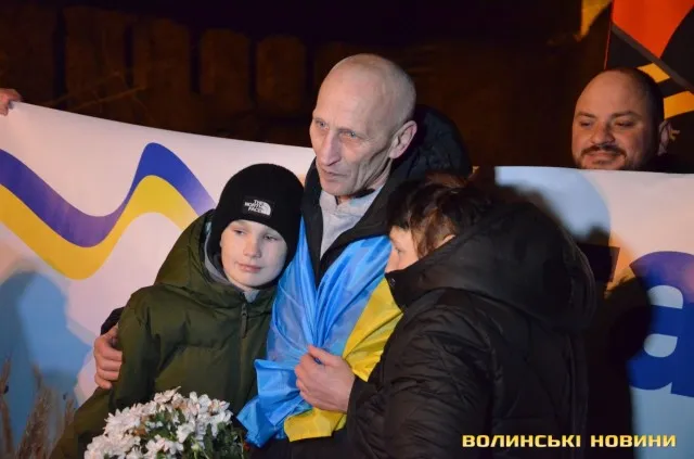 У Луцьку живим ланцюгом зустріли захисника з полону Віталія Войтича (фото)