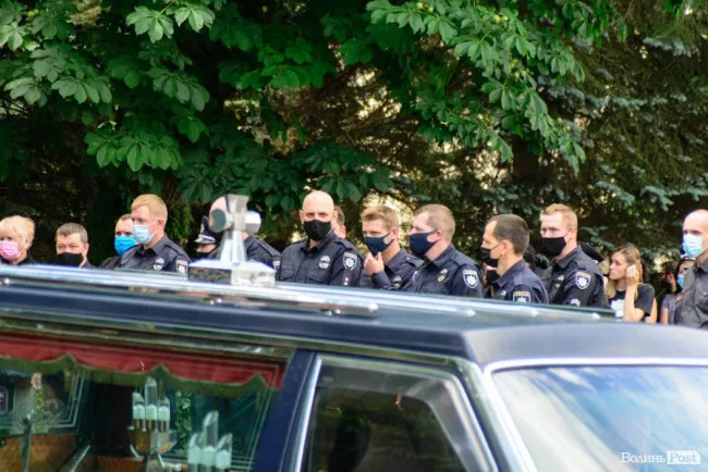 У Луцьку провели в останню путь поліцейського, який загинув у аварії