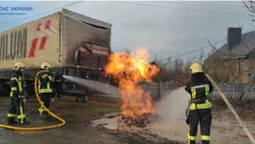 Горіли газопровід та вантажівка: у Рованцях – пожежа (фото, відео, оновлено)