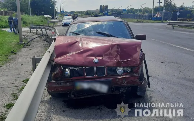 Постраждали троє людей: у Луцьку на Окружній BMW протаранив Peugeot (фото, відео)
