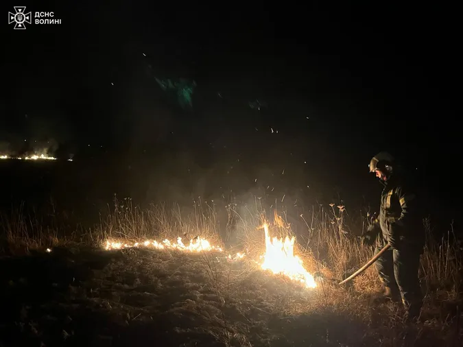 🔥Волинь палає: рятувальники досі намагаються приборкати стовпи вогню