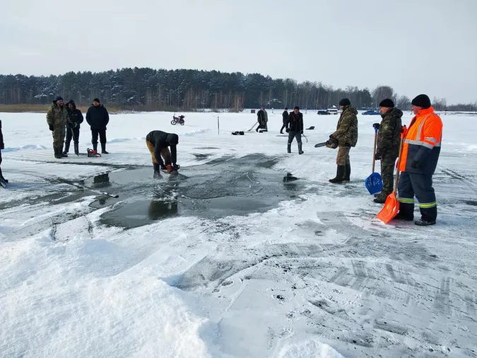 Як на Світязі готували ополонку для освячення води (фото)