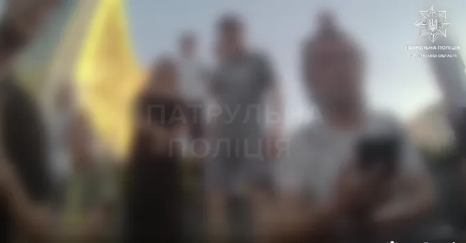 Курили, матюкалися і слухали російську музику: у центрі Луцька п'яна молодь порушувала спокій містян (відео)