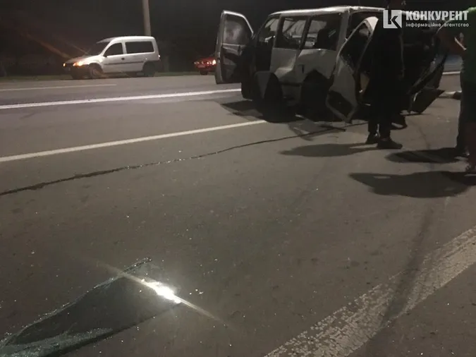 У Струмівці «мерседес» влетів у бус з сімома людьми: є загиблі (ОНОВЛЕНО, фото, відео)