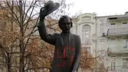 Намалювали свастику: у Києві осквернили пам'ятник єврейському письменнику (фото)
