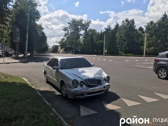 У Луцьку біля історичного факультету стоїть понівечений Mercedes (фото)