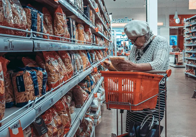 Каві й готівці – ні, запакованим продуктам – так: як у Луцьку мають працювати магазини