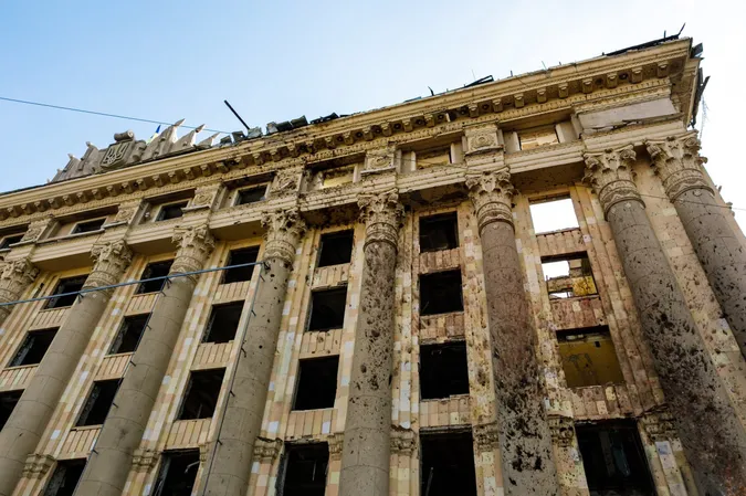Окупанти завдали ракетних ударів по центру Харкова (фото)