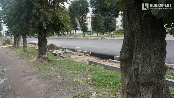 Їздять, ходять, ремонтують: що відбувається на проспекті Волі у Луцьку (фото)