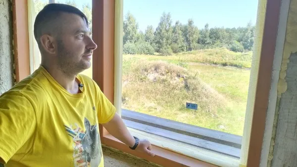 Олександр Гуч у своєму екобудинку