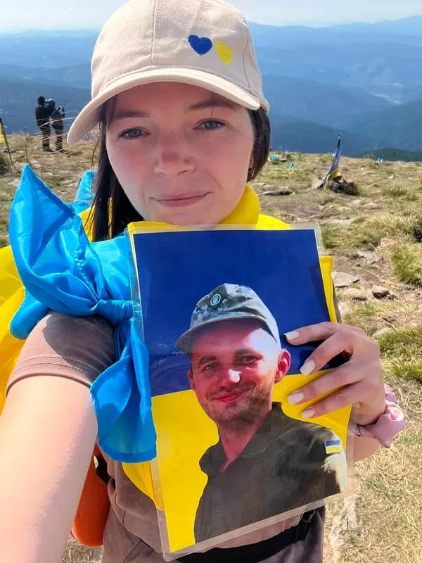 «Я так високо до тебе піднялася»: волинянка підкорила Говерлу в пам'ять про загиблого чоловіка-Героя (фото)