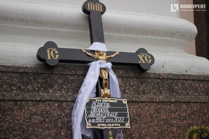 У Луцьку на колінах попрощалися зі ще одним загиблим Героєм (фото)