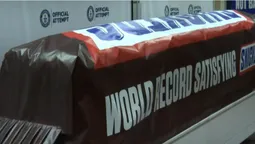 У США виготовили найбільший у світі батончик Snickers (фото)