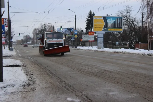 Луцькі комунальники активно борються з ожеледицею (фото)