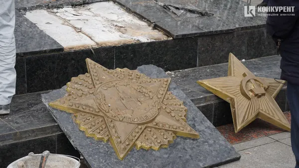 У Луцьку на меморіалі розпочали демонтаж кремлівських зірок (відео)