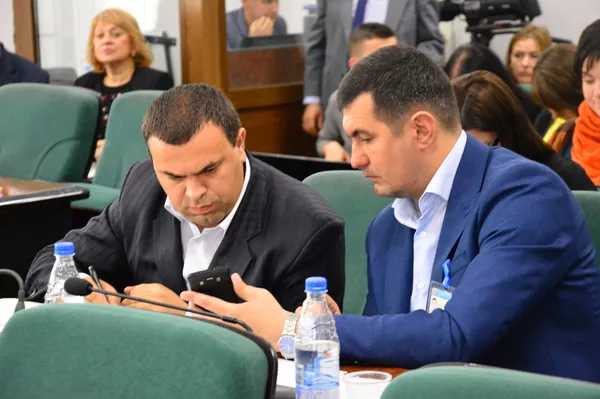 ... певно, й Григорій Недопад  дає почитати «Конкурент» Юрію Красю...