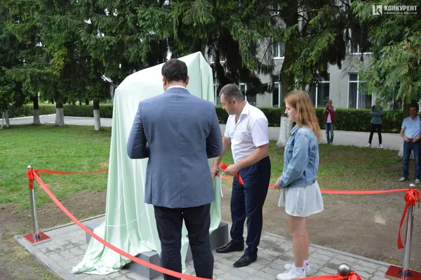 У Луцьку з’явилася скульптура студенту (фото, оновлено)