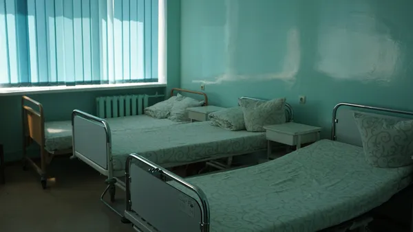 «Ми божевільні, ненормальні люди», або Які вони – будні луцьких медсестер (репортаж, фото 18+)