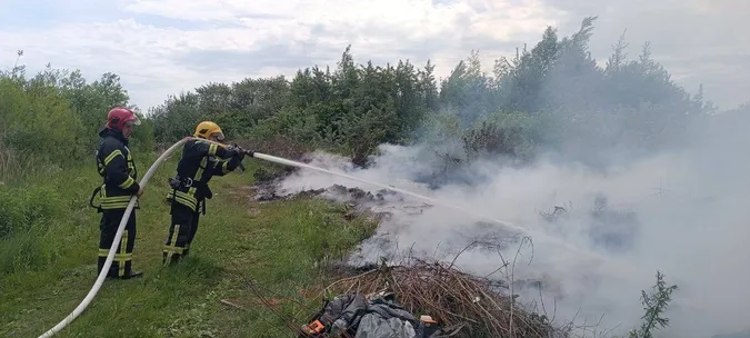 У Ковелі з невідомої причини загорілася купа сміття (фото)